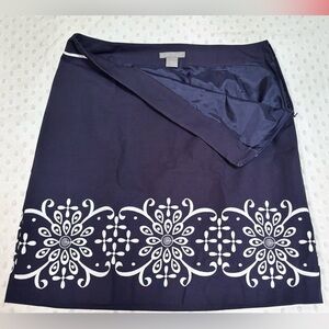 Ann Taylor Navy with white embroidery Mid-length Skirt lined Women’s 10 Side zip